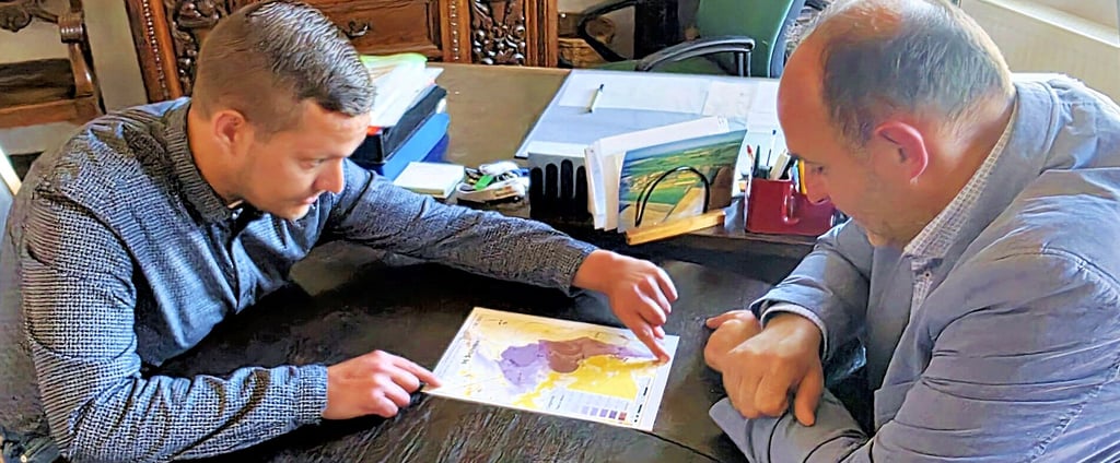 Alexander Wittwer (links) und Thomas Staudt schauen sich auf der Hochwasser-Simulationskarte des Landkreises an, wie sich ein Deichbruch bei Bittkau auswirken würde.