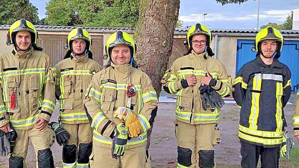 Die Mitglieder der Feuerwehr Wolmirstedt nehmen an der Baumpflanz-Challenge teil.