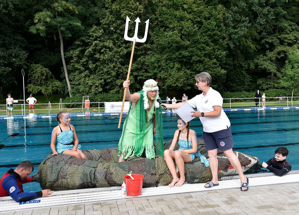 Der Neptun (Carsten Tüllner) taufte sieben "Menschlein" und vergrößerte sein Unterwasserreich. Monika Gille von der Klötzer Wasserwacht fungierte als Übersetzerin, denn aus des Neptuns Mund kam nur: "Blubb, blubb, blublublubb."