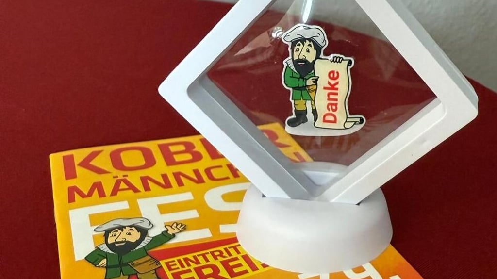 Der neue Kobermännchen-Pin in einem der Schweberahmen
