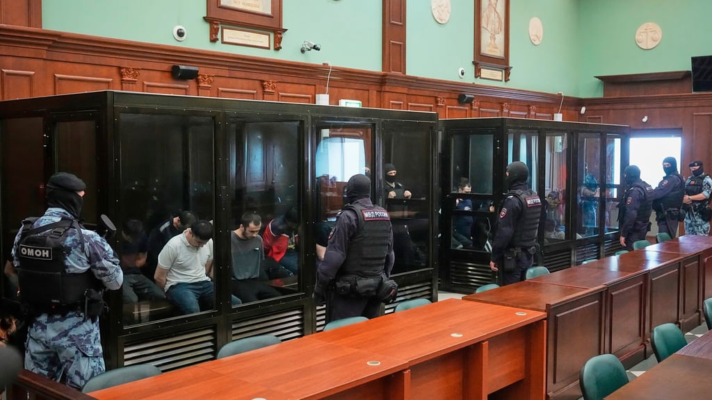 Die 19 Angeklagten saßen schwer bewacht in gläsernen Käfigen.