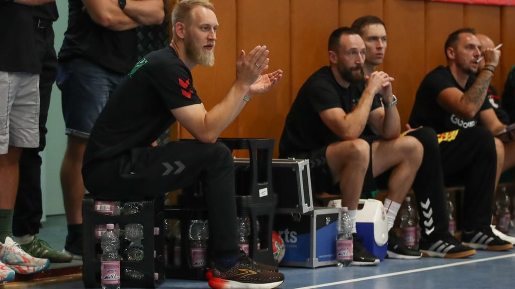 Matthias Musche verfolgte das SCM-Testspiel in Köthen von der Seitenlinie auf einer Wasserkiste sitzend.