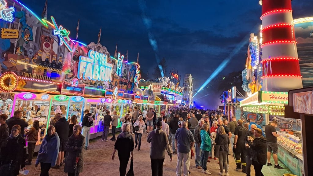 Mainstreet: Bunte Lichter, Musik und Gerüche aus der Küche der Imbiss-Buden machen den Vergnügungspark aus.Foto: pwi