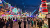 Mainstreet: Bunte Lichter, Musik und Gerüche aus der Küche der Imbiss-Buden machen den Vergnügungspark aus.Foto: pwi 