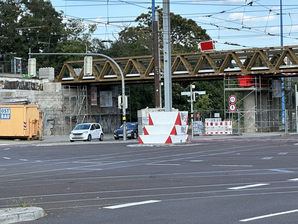 Am Montag (4. August 2025) wurde der Damaschkeplatz unter den Behelfsbrücken auch für Autos freigegeben.
