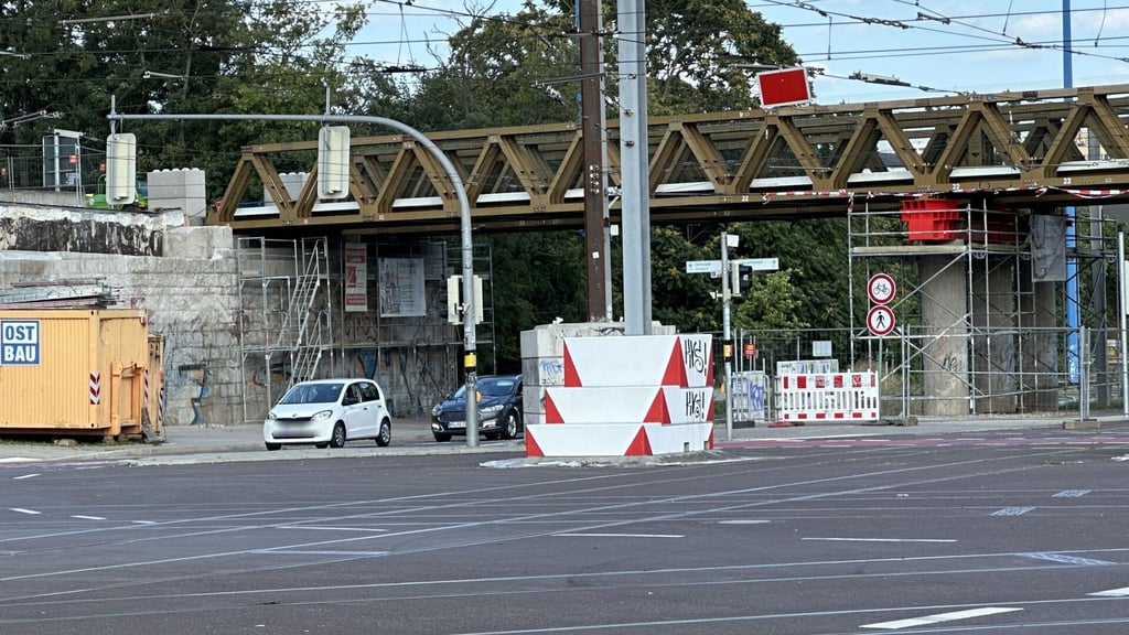Am Montag (4. August 2025) wurde der Damaschkeplatz unter den Behelfsbrücken auch für Autos freigegeben.