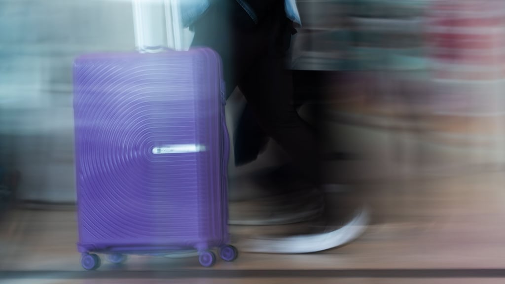 Das Kind wurde nur zufällig vom Busfahrer in dem Koffer entdeckt. (Symbolbild)