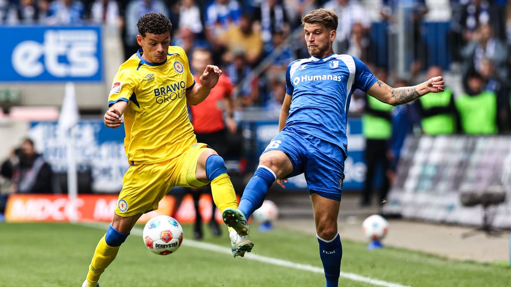 Im Hintergrund gut zu erkennen: Neue Bälle für Marcus Mathisen und Co. liegen ab sofort am Seitenrand auf Hütchen bereit