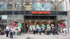 Schlangestehen bei Woolworth am Montag in Halle