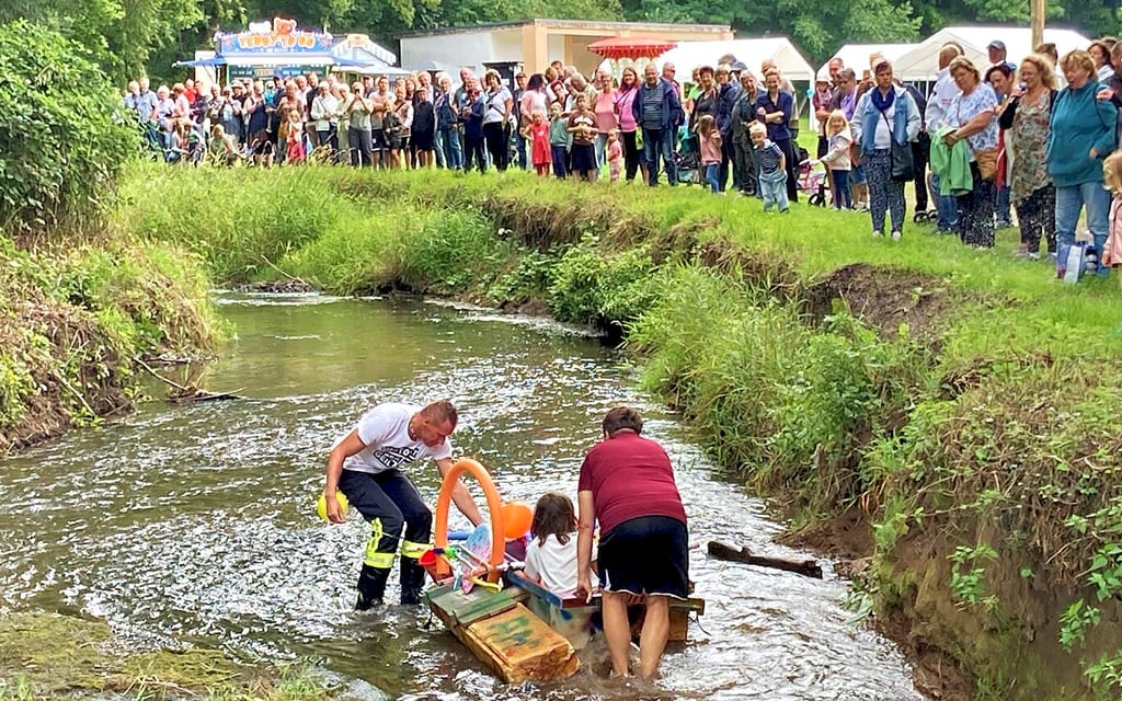 Wehrleiter Matthias Stiemer musste – wie allen Booten – auch Frieda wegen des Flachwassers Starthilfe geben.