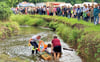 Wehrleiter Matthias Stiemer musste  – wie allen Booten – auch Frieda  wegen des Flachwassers Starthilfe geben.