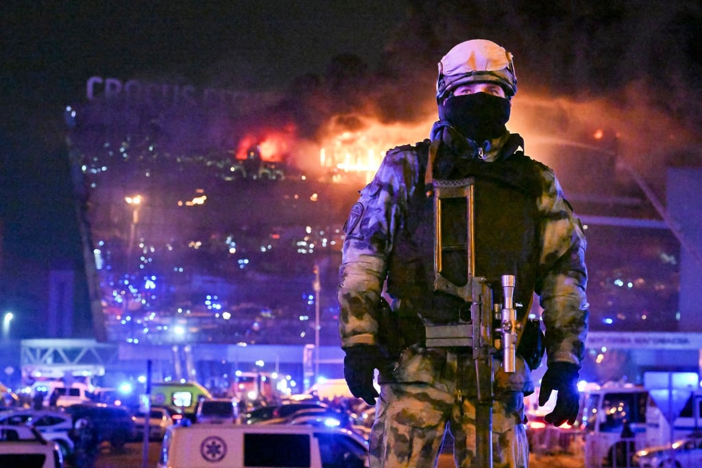 Wegen des Terroranschlags auf eine Konzerthalle in Moskau stehen vier mutmaßliche Hauptattentäter und viele Komplizen vor Gericht. (Archivbild)