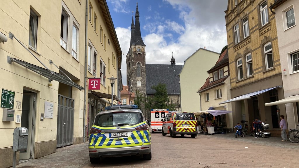 Polizei und Rettungskräfte waren in der Köthener Innenstadt im Einsatz.