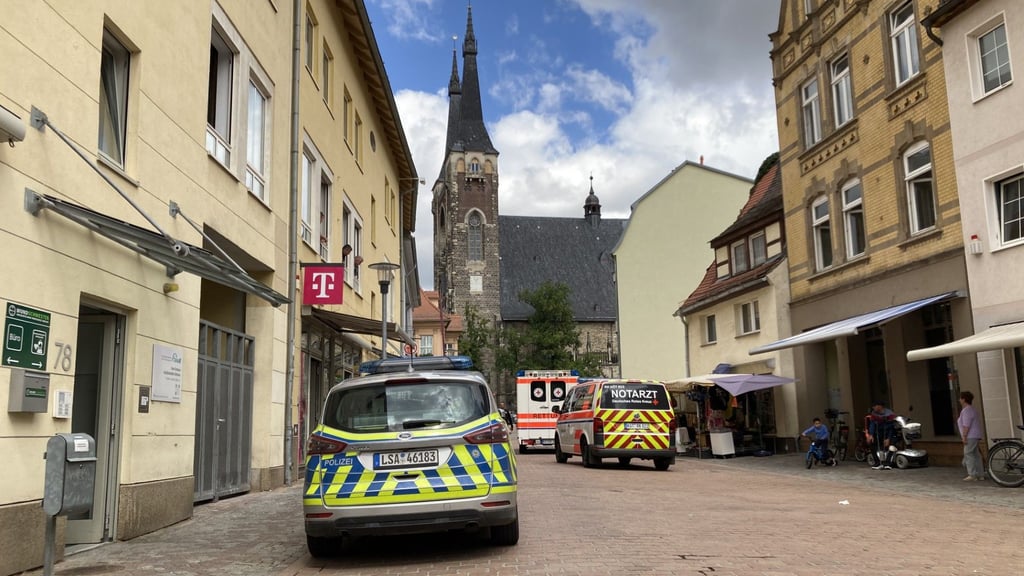 Polizei und Rettungskräfte waren in der Köthener Innenstadt im Einsatz.