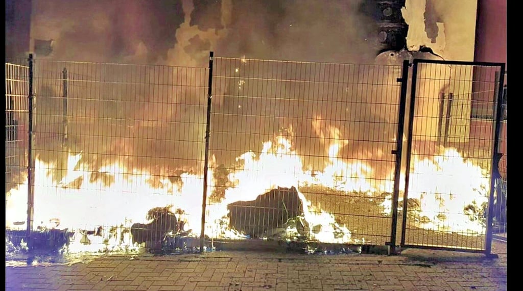 Immer wieder brennen, wie hier, Müllcontainer in Zeitz, vor allem in Zeitz-Ost. Bisher gingen die Brände glimpflich ab, es wurde niemand verletzt. Die Schäden liegen meist im vierstelligen Bereich.