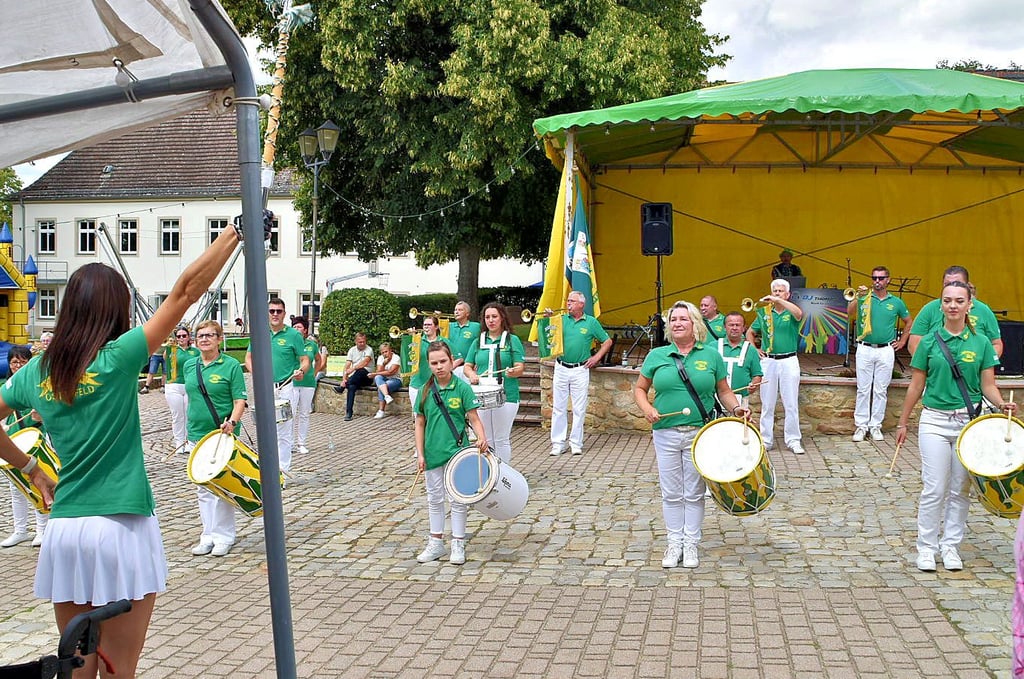 Der Osterfelder Fanfarenzug spielte beim Stadtfest im Burghof der Kleinstadt anlässlich seines 20-jährigen Jubiläums auf.
