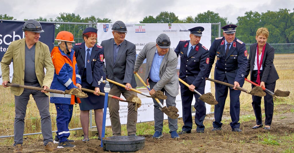 Der Spatenstich in Retzau ist erfolgt. Bis Ende 2026 entsteht das neue Feuerwehrgerätehaus in der Nähe des Friedhofs.