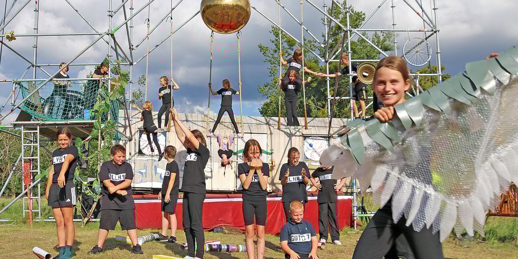 Beim Zirkus-Theaterprojekt „Bagger-Ballett“ entdeckten 35 Kinder aus dem Landkreis in Lochow, welche Kreativität in ihnen steckt.
