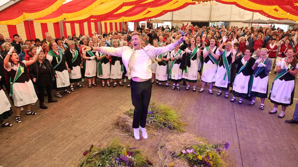 Die traditionelle Heuversteigerung zum Grasedanz am Sonntag, 3. August, wurde diesmal von Schlagerstar Maximilian Arland im Festzelt moderiert. Im Anschluss ging es bei einer Schlagerparty ebenso stimmungsvoll zu.