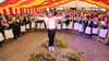Die traditionelle Heuversteigerung zum Grasedanz am Sonntag, 3. August, wurde diesmal von Schlagerstar Maximilian Arland im Festzelt moderiert. Im Anschluss ging es bei einer Schlagerparty ebenso stimmungsvoll zu.