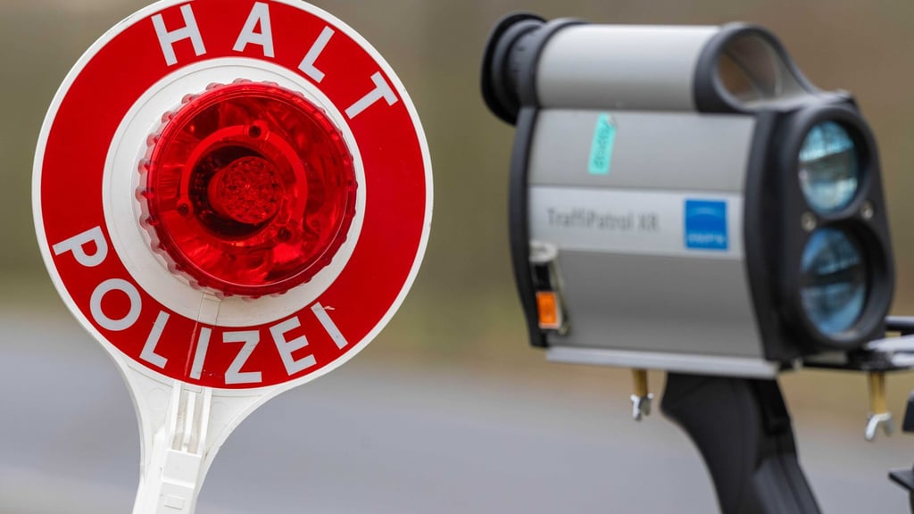 In mehreren Bundesländern will die Polizei die Geschwindigkeit von Fahrzeugen messen. (Symboldbild)