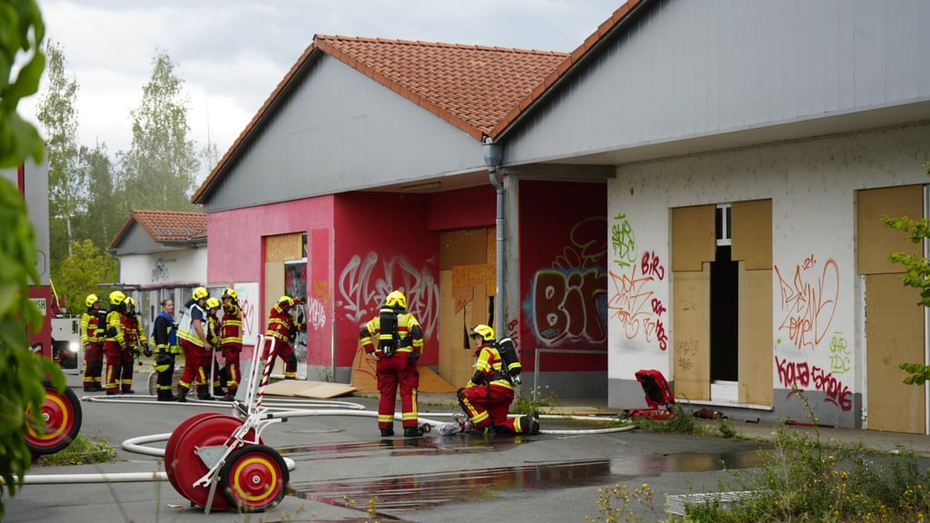 In Wolfen brannte am Sonntagnachmittag der Dachstuhl eines alten Netto-Marktes.