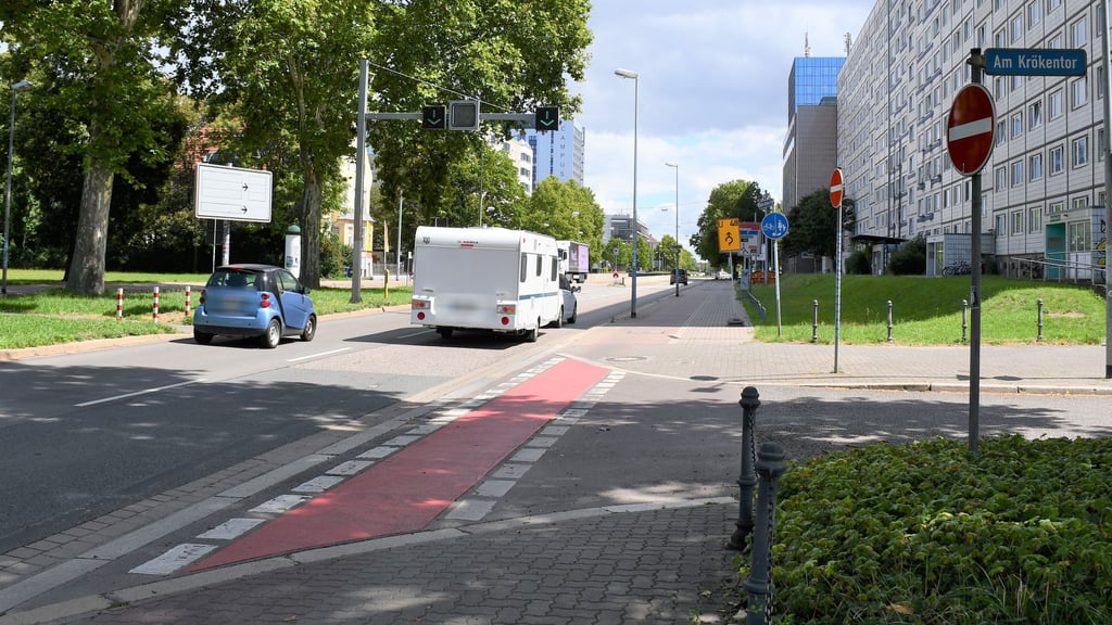 Auf der Walther-Rathenau-Straße/B1 in Magdeburg soll eine Ampel für Fußgänger und Radfahrer aufgestellt werden.