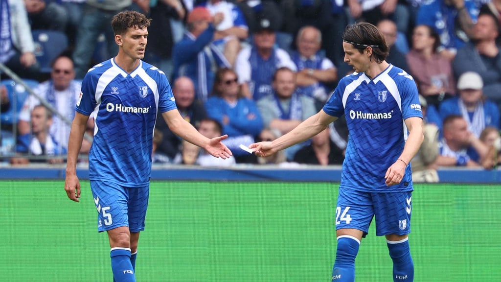 Mit dem Zettel von der Trainerbank fing für Jean Hugonet (rechts) und Tobias Müller das Unglück an.