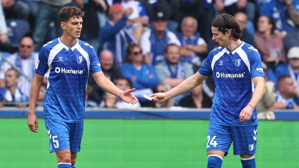 Mit dem Zettel von der Trainerbank fing für Jean Hugonet (rechts) und Tobias Müller das Unglück an.