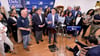 Der demokratische Gouverneur von Illinois, JB Pritzker, bei einer Pressekonferenz mit aus Texas „geflohenen“ Demokraten.