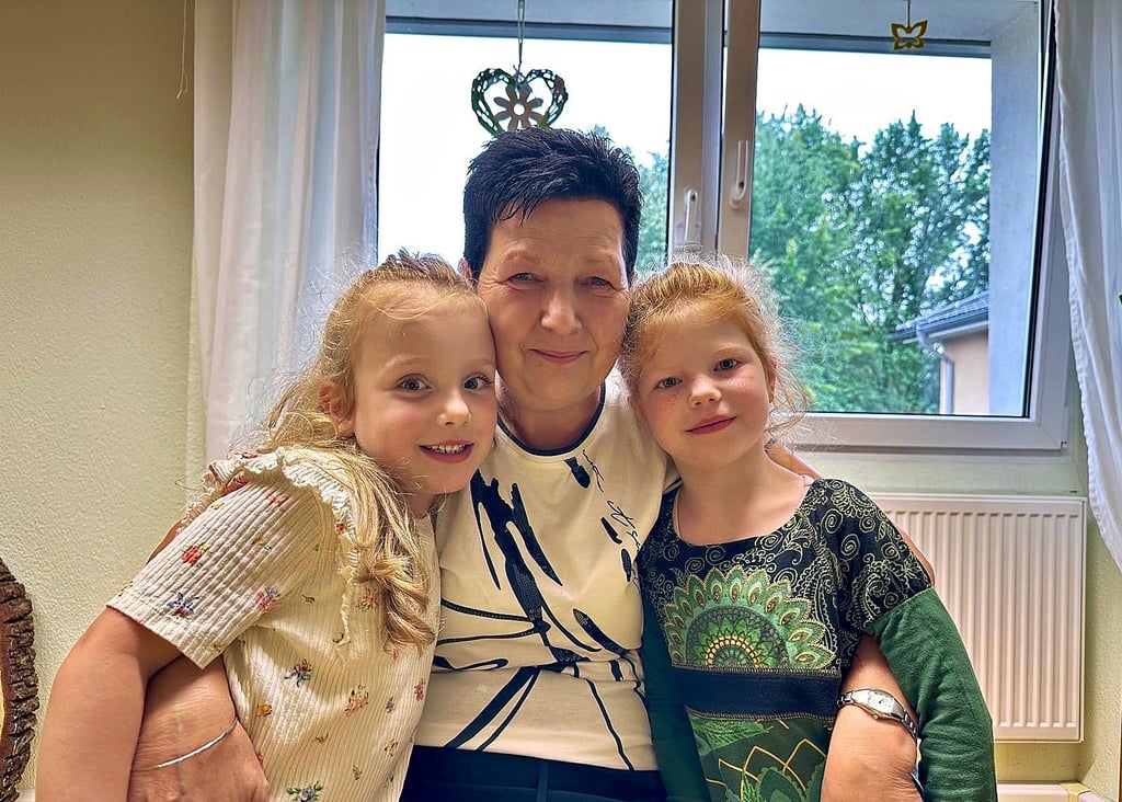 Heike Heinrich ist seit 40 Jahren Erzieherin aus Leidenschaft in der Kindertagesstätte Abenteuerland in Annaburg. Im Foto mit Lea und Isabell (v.l.), die beiden Mädchen hat sie erst in die Hortgruppe verabschiedet.