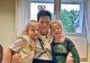 Heike Heinrich ist seit 40 Jahren Erzieherin  aus Leidenschaft in der Kindertagesstätte  Abenteuerland in Annaburg. Im Foto mit Lea und Isabell (v.l.), die beiden Mädchen hat sie erst  in  die Hortgruppe verabschiedet. 