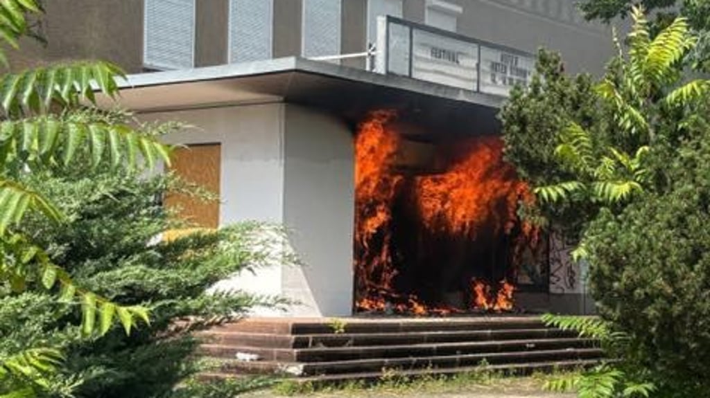 Die Flammen schlagen aus dem Kino.