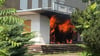 Die Flammen schlagen aus dem Kino. 
