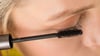 Wasserfest und wischfest: Mascara, Kajal und Eyeliner mit Long-Lasting-Effekt sind bei hohen Temperaturen unverzichtbar.