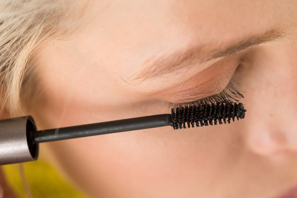 Wasserfest und wischfest: Mascara, Kajal und Eyeliner mit Long-Lasting-Effekt sind bei hohen Temperaturen unverzichtbar.