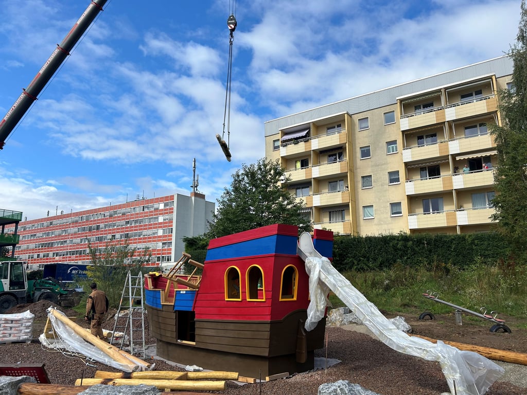 In Magdeburg-Sudenburg ist ein Kran im Einsatz: Die Kita „Ottos Baumwichtel“ bekommt ein neues Spielgerät.