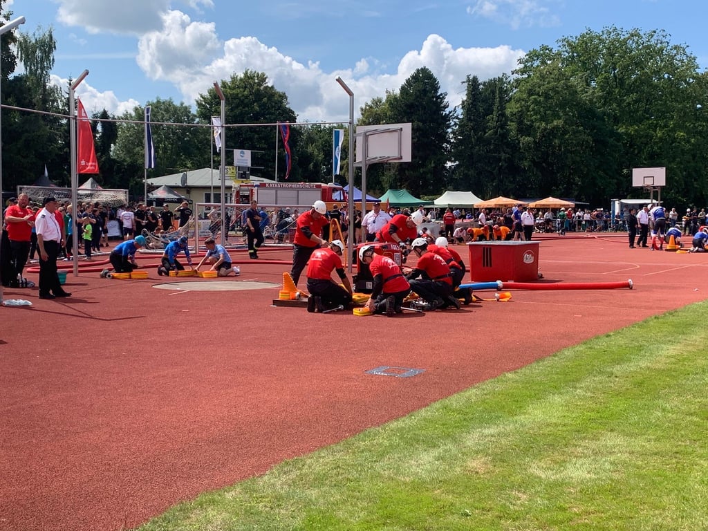 Konzentriert bereitete das Team aus Bollewick ihre beiden Läufe bei der Deutschen Meisterschaft im Feuerwehrsport 2025 vor.