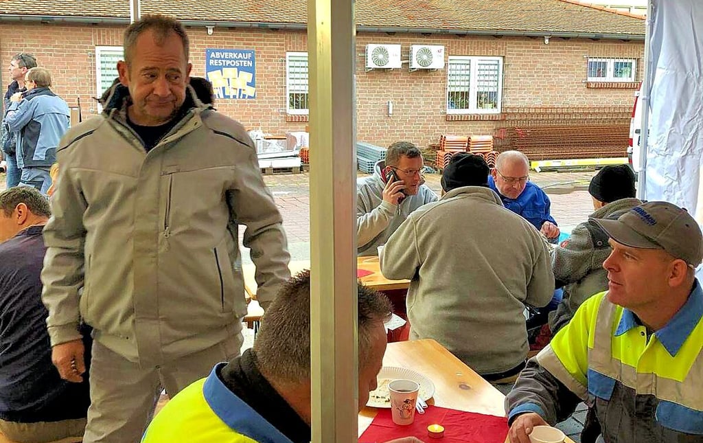 Beim Handwerkerfrühstück war Zeit fürs Essen und Gespräche.