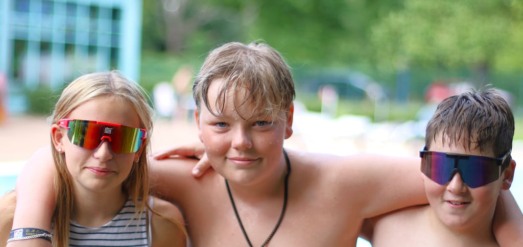 Emily-Sophie Mißfeld, Erik Zimmermann und Till Samland von der Jugendfeuerwehr Stendal beim Zeltlager der Jugendfeuerwehr im Altoa in Stendal.