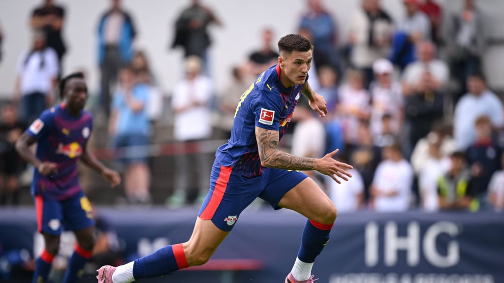 Benjamin Sesko im Trikot von RB Leipzig.