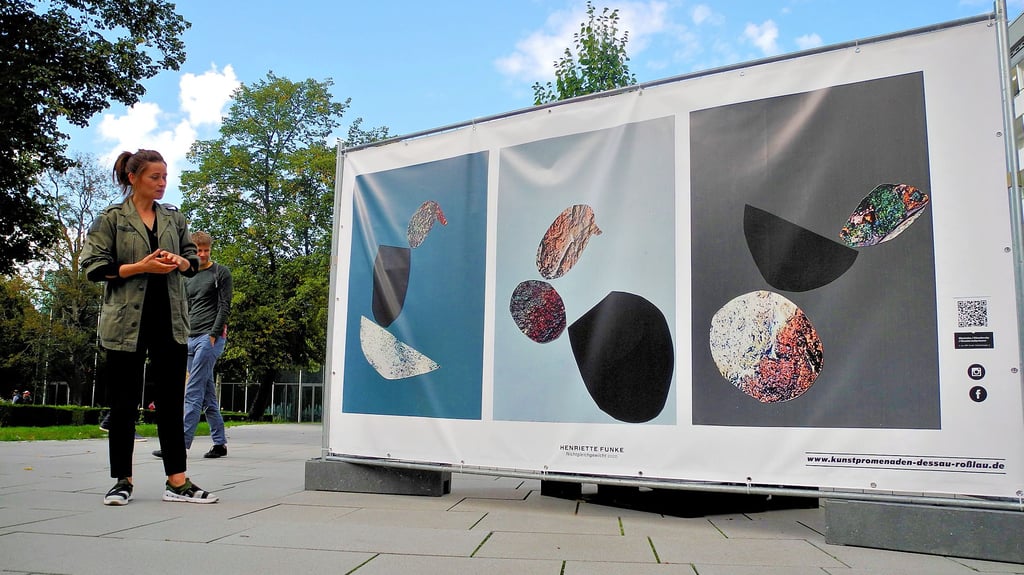 Die Ausstellung „Kunstpromenaden Dessau-Roßlau“ zeigt auch Funkes Arbeiten auf großflächigen Planen.
