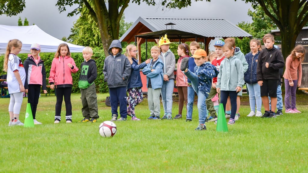 Einige Hortkinder zeigen sich sehr ehrgeizig beim Torwandschießen.