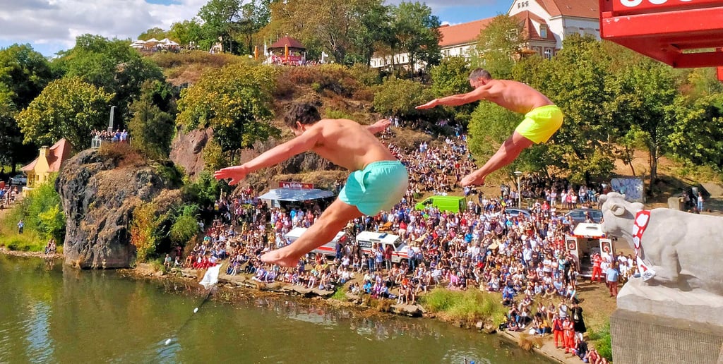 Tausende Zuschauer verfolgen immer wieder das Springen von der Giebichensteinbrücke. Der Kick ist von den Rampen nur etwas für Profis.