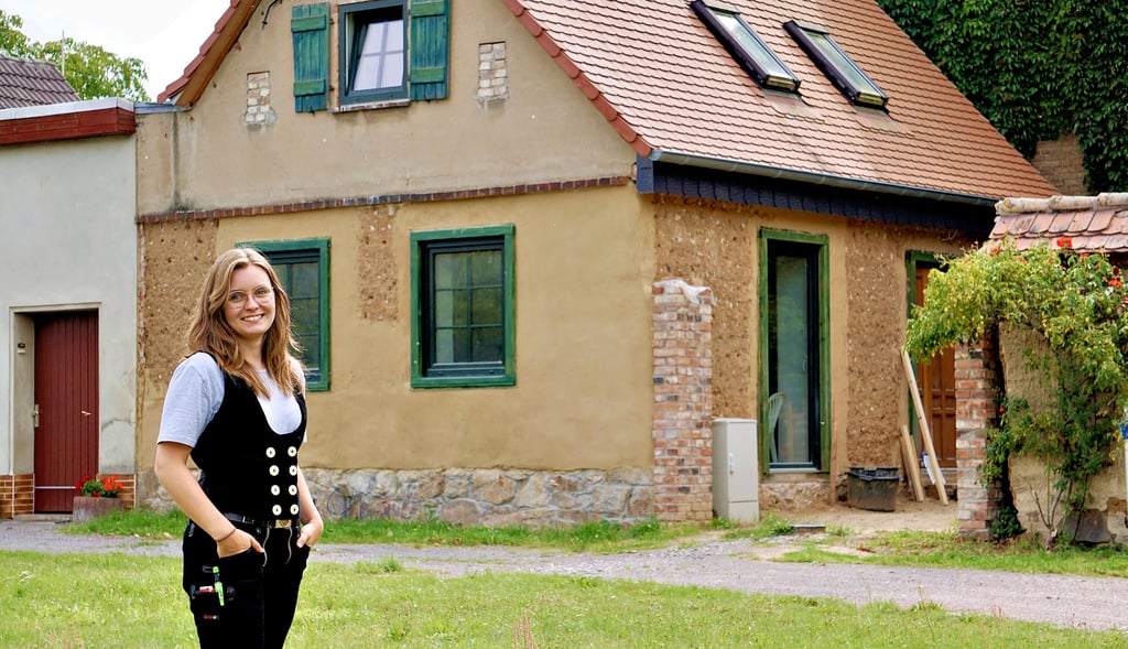 Janine Hoffmann ist zufrieden mit dem Ergebnis: Sie steht vor dem über 200 Jahre alten Lehmhaus in Petersroda, das sie aufwendig saniert hat.