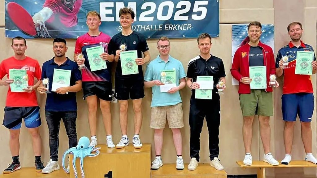 Stolz über Platz drei bei der EM: Max Schuck (3. v. rechts) vom TTC Aschersleben gewann mit Florian Bierwirth den dritten Platz im Vierertisch-Doppel.