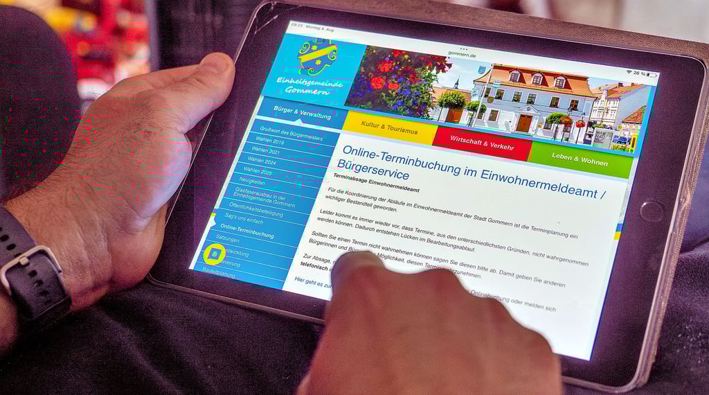 Bequem von der Couch aus: Einige Behördengänge lassen sich in Gommern digital erledigen. Aber es ist noch Luft nach oben.