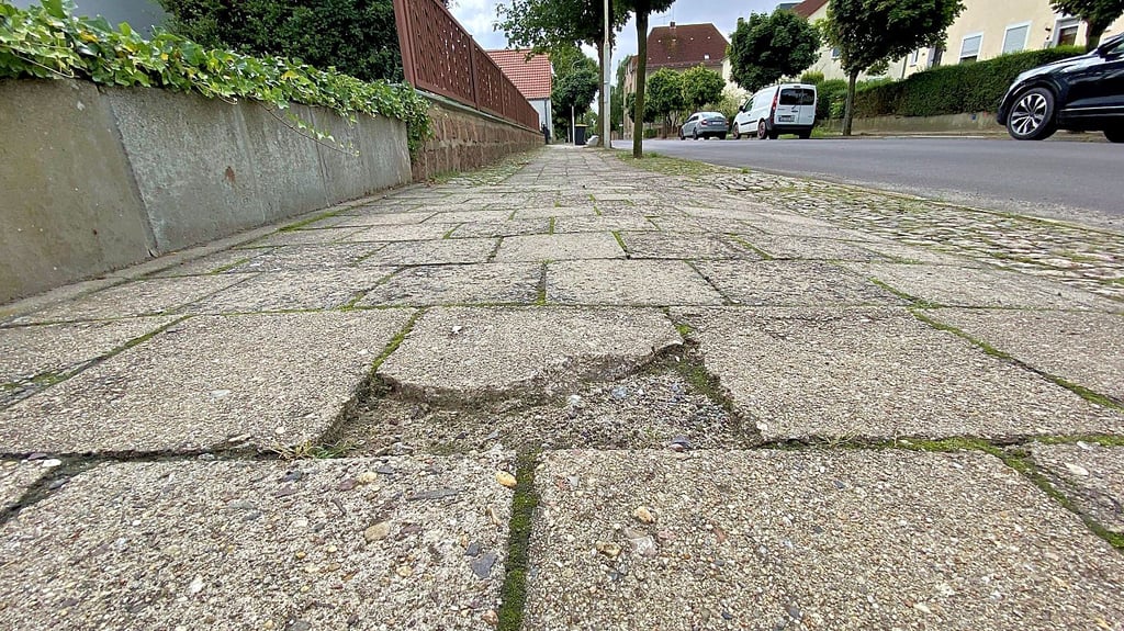 Der Gehweg in der Thälmann-Straße in Osterburg soll saniert werden.
