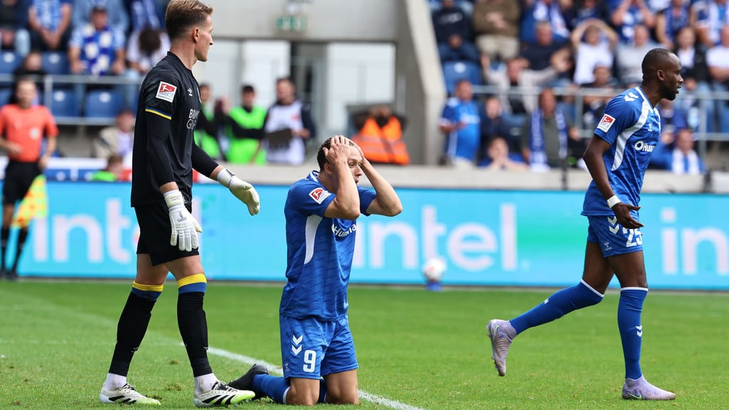 Martijn Kaars (auf dem Boden) und seine Teamkollegen vom 1. FC Magdeburg konnten es am Sonntag nicht fassen, gegen Braunschweig nicht gewonnen zu haben.