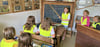 Im Schulmuseum von Tangerhütte zeigt Anna mit Rohrstock und Schiefertafel,  wie streng manch ein Lehrer früher war.